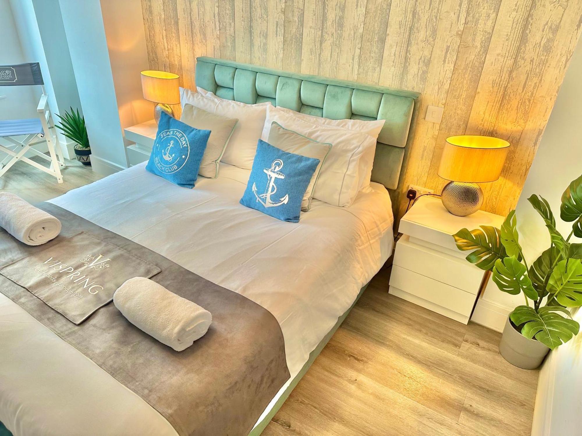 Coastal Vibes - Stunning With King Size Bed And Free Parking - Central Location And Close To Beach Apartment Bournemouth