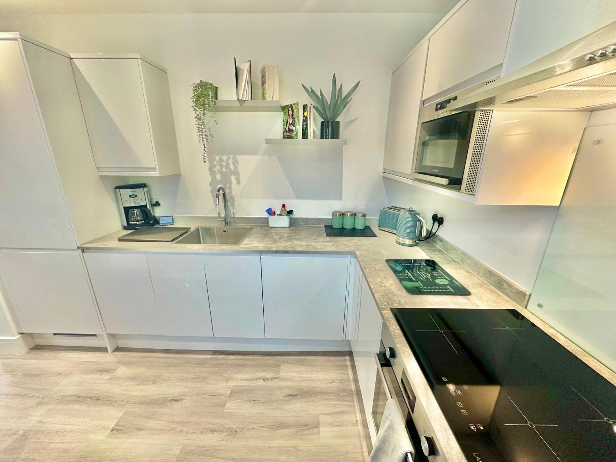 Apartment Coastal Vibes - Stunning With King Size Bed And Free Parking - Central Location And Close To Beach *