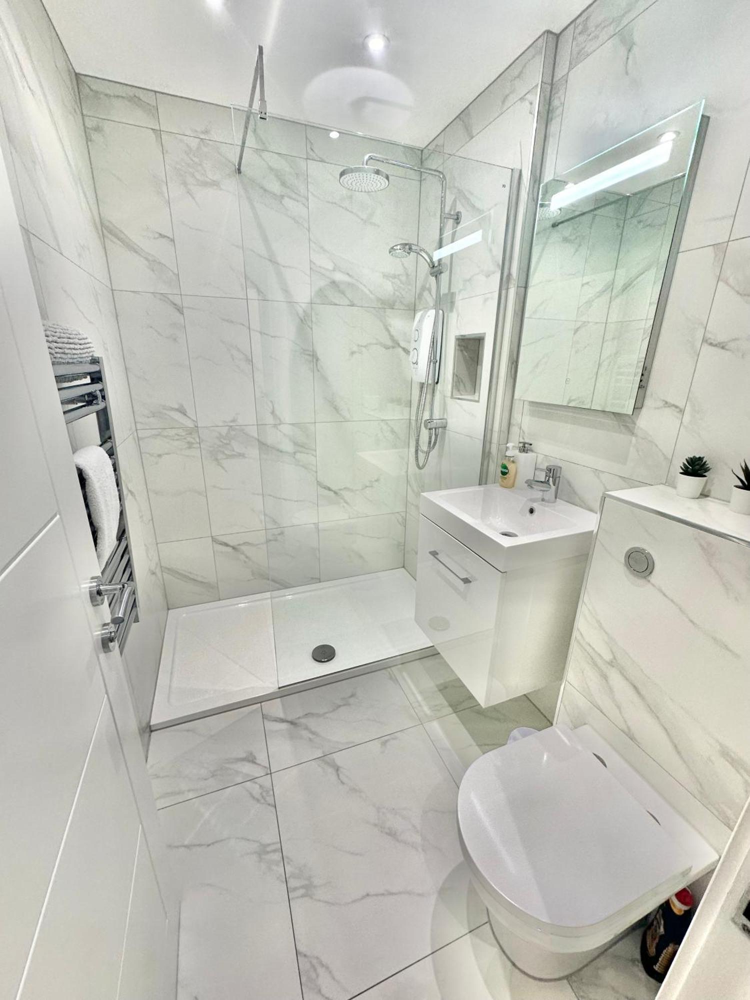 Coastal Vibes - Stunning With King Size Bed And Free Parking - Central Location And Close To Beach *