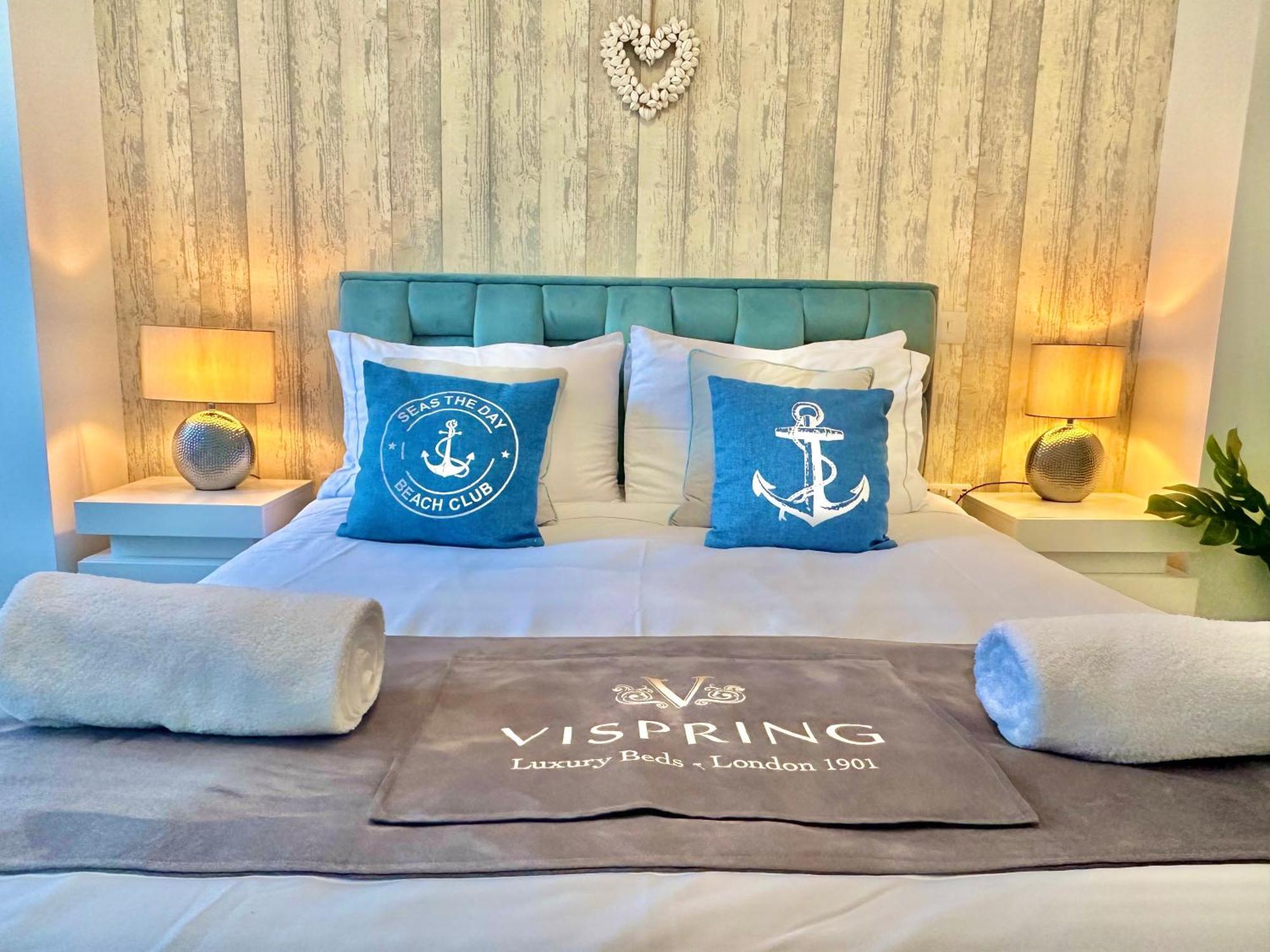 Coastal Vibes - Stunning With King Size Bed And Free Parking - Central Location And Close To Beach Apartment