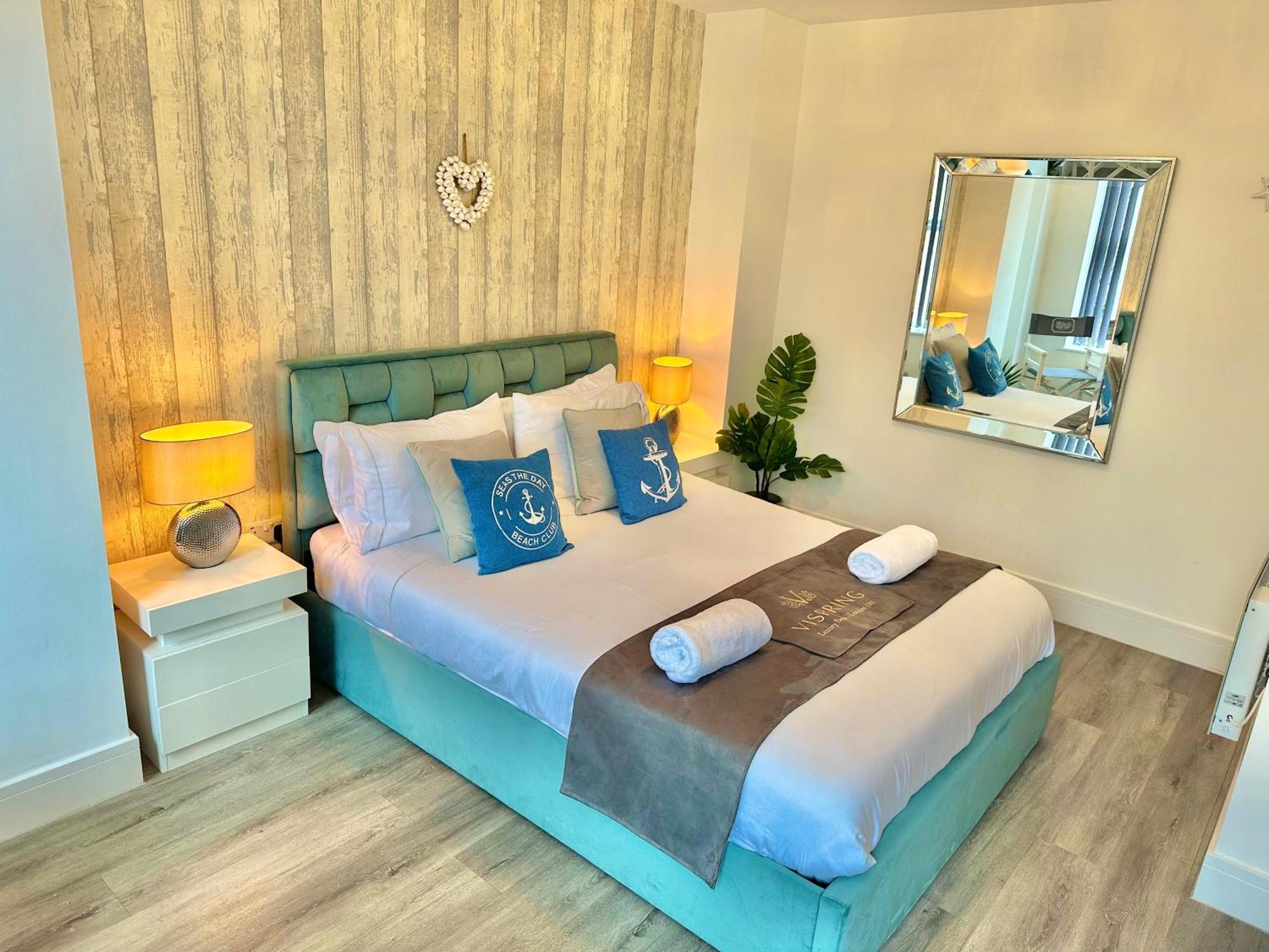 Coastal Vibes - Stunning With King Size Bed And Free Parking - Central Location And Close To Beach *