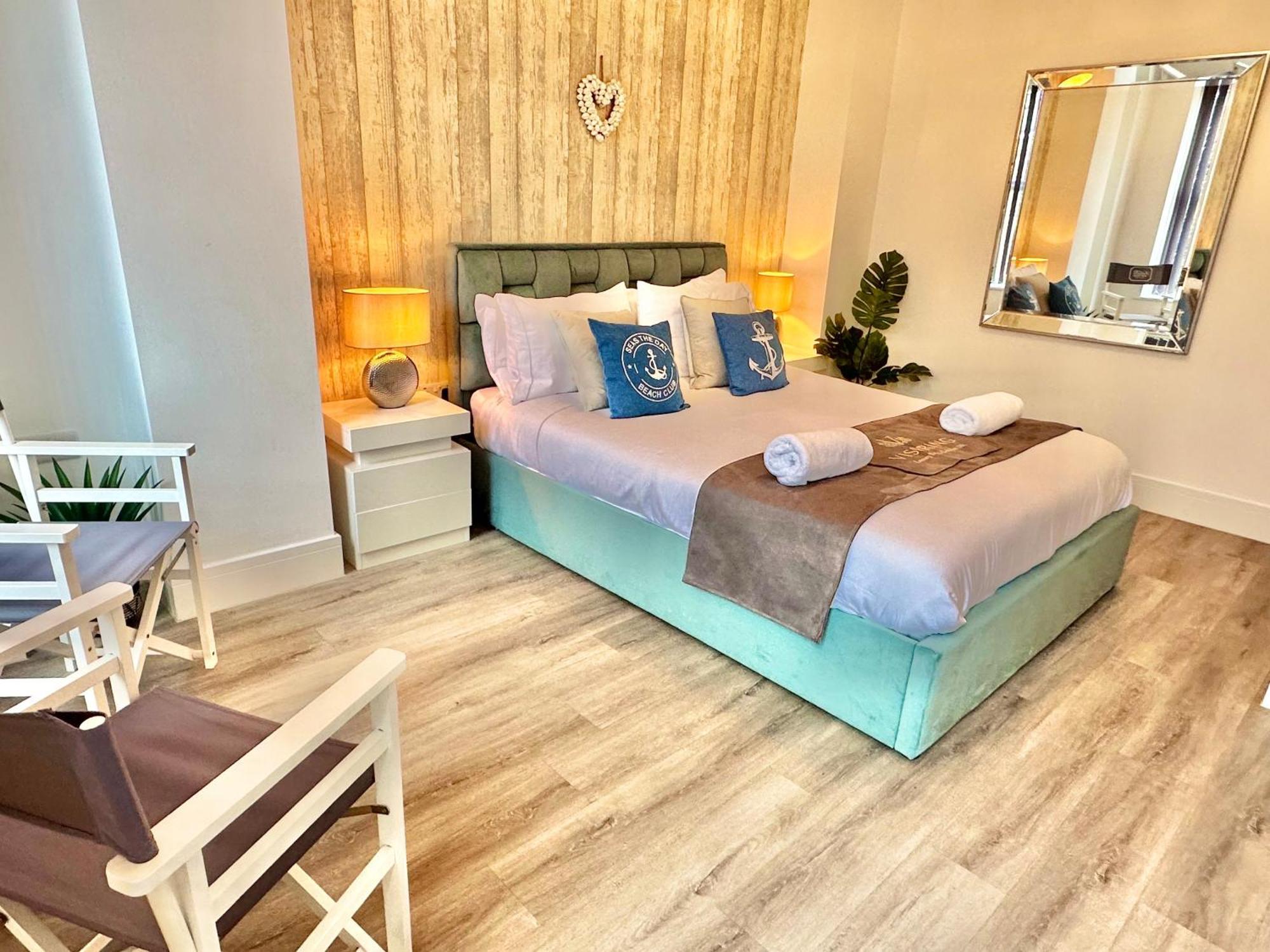 Coastal Vibes - Stunning With King Size Bed And Free Parking - Central Location And Close To Beach Apartment *