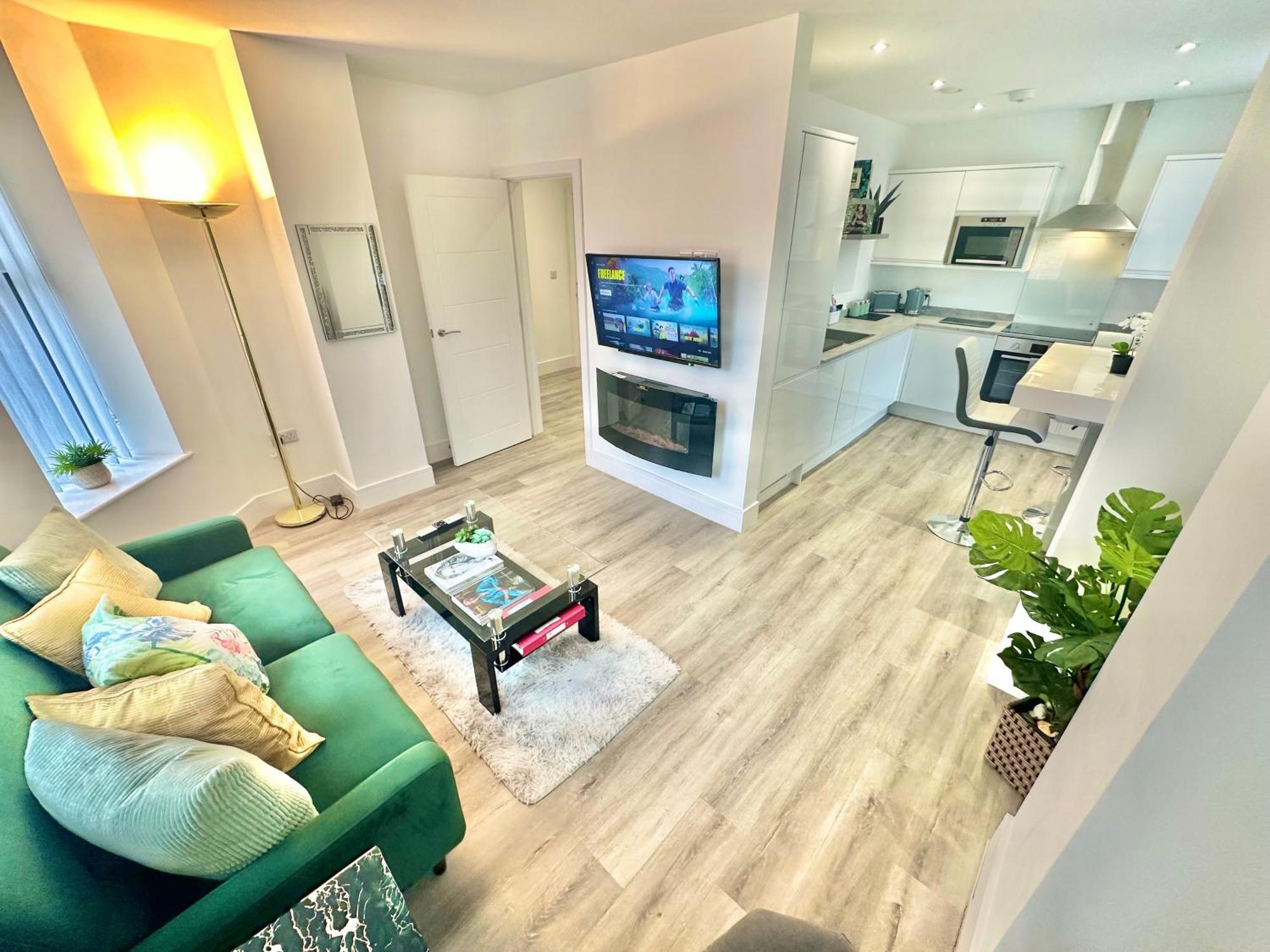 Coastal Vibes - Stunning With King Size Bed And Free Parking - Central Location And Close To Beach *