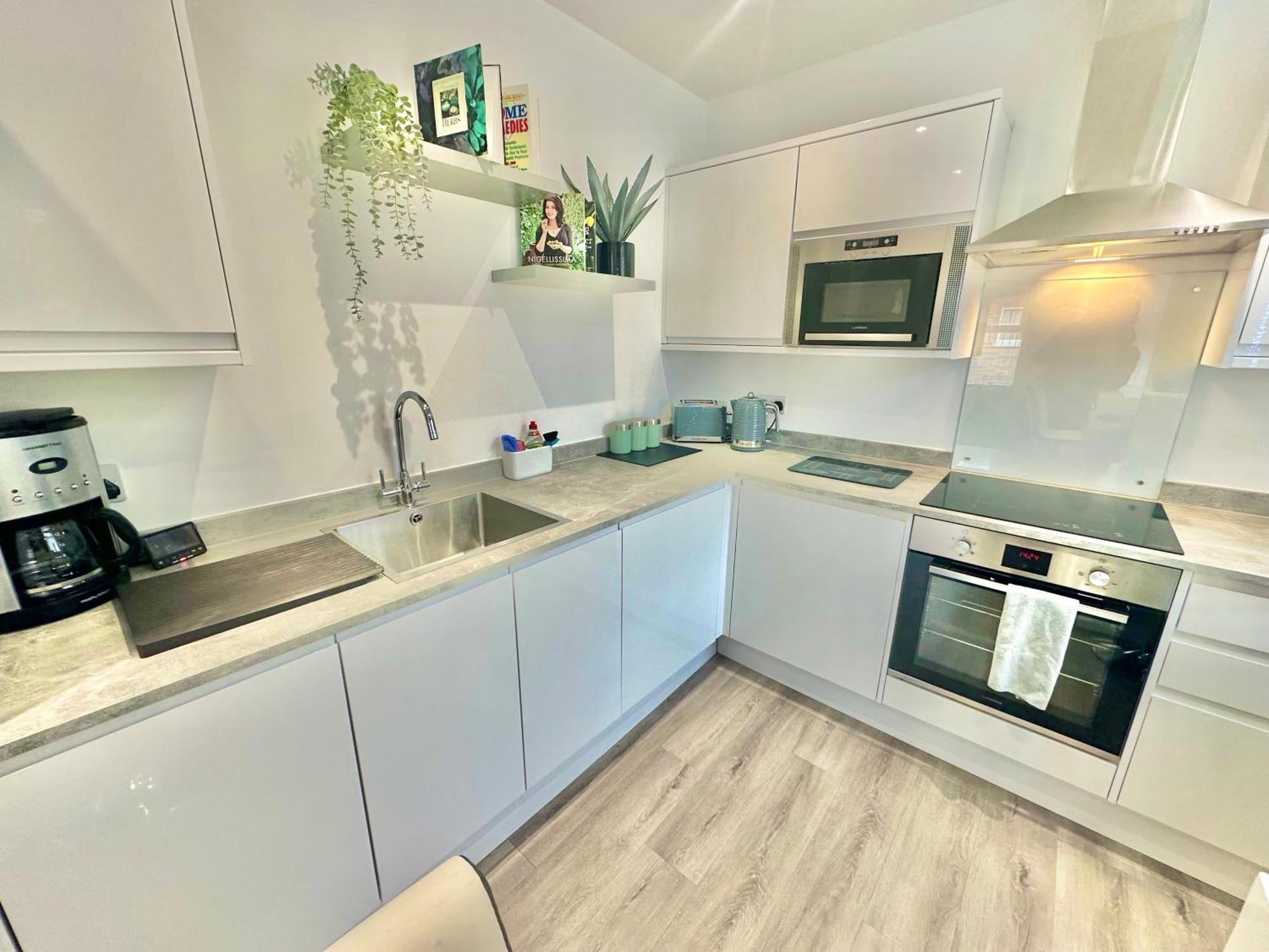 Apartment Coastal Vibes - Stunning With King Size Bed And Free Parking - Central Location And Close To Beach