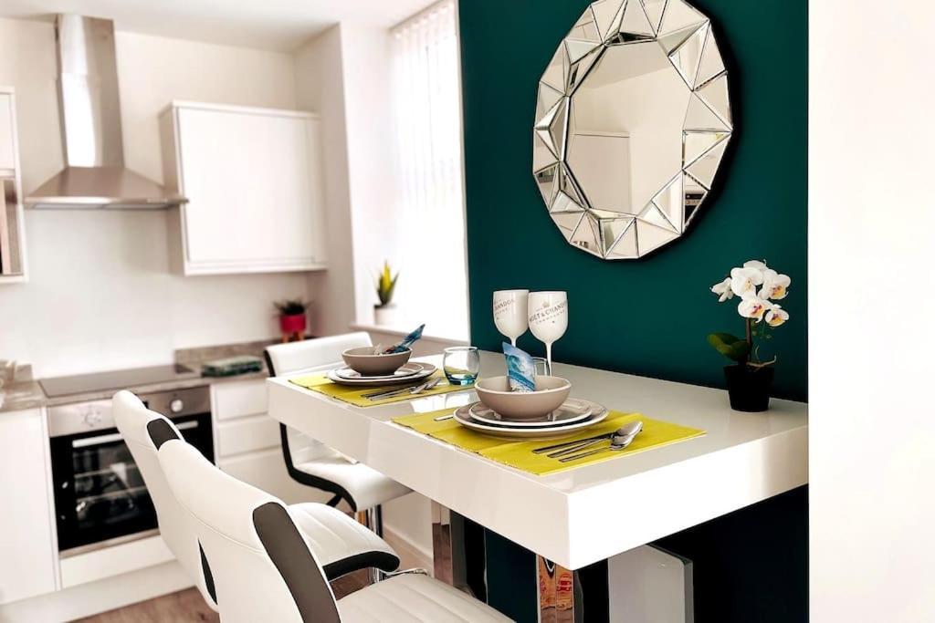 Coastal Vibes - Stunning With King Size Bed And Free Parking - Central Location And Close To Beach Apartment
