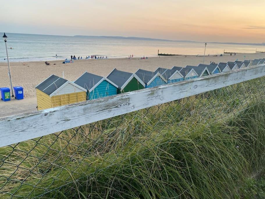 Coastal Vibes - Stunning With King Size Bed And Free Parking - Central Location And Close To Beach Apartment *