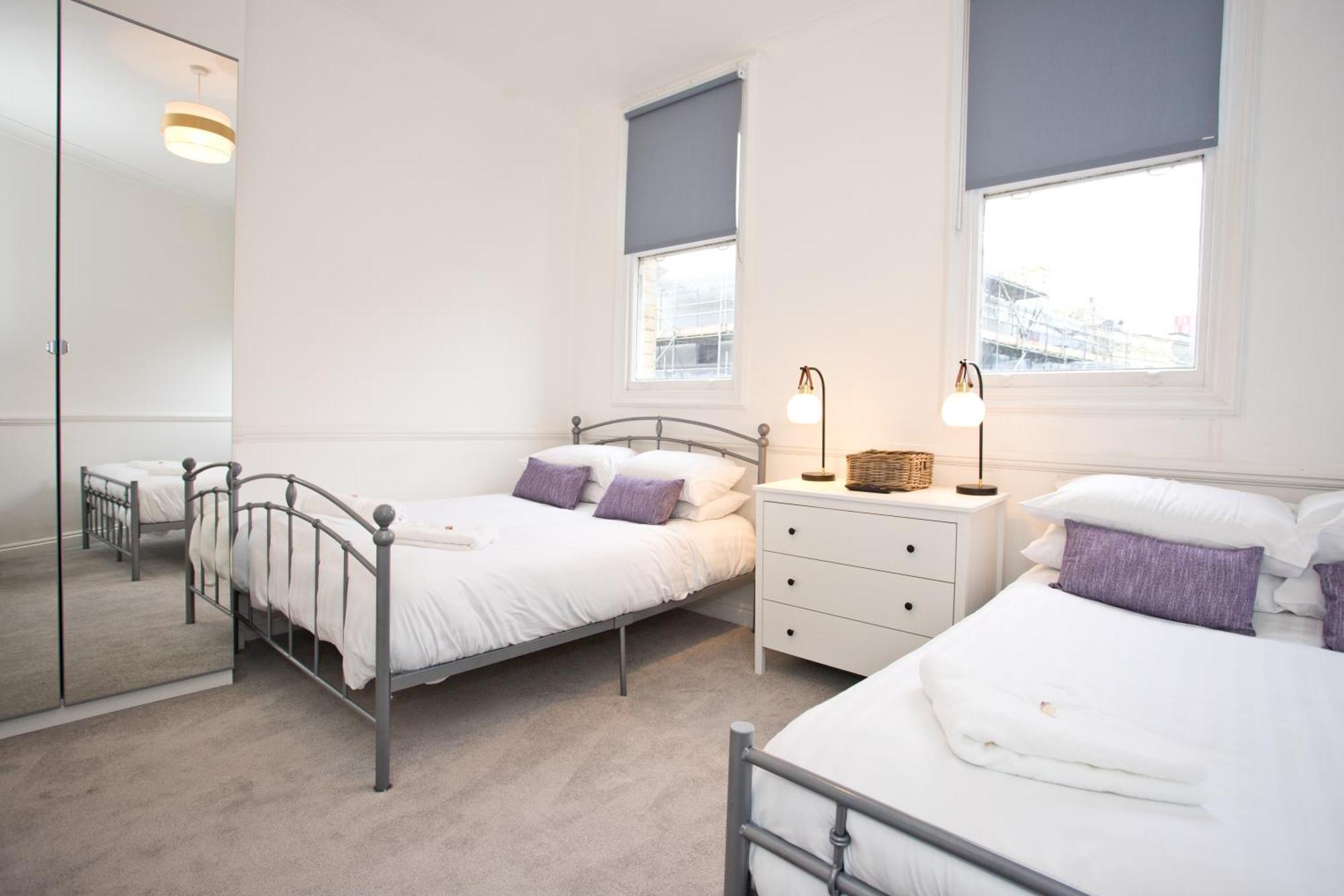Town Centre Large 2 Bedroom - - Parking *