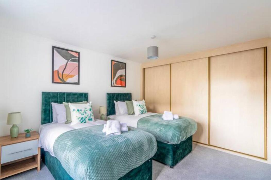 Large Sea View 2 Bedroom Sleeps 6 - Free Parking Apartment Bournemouth