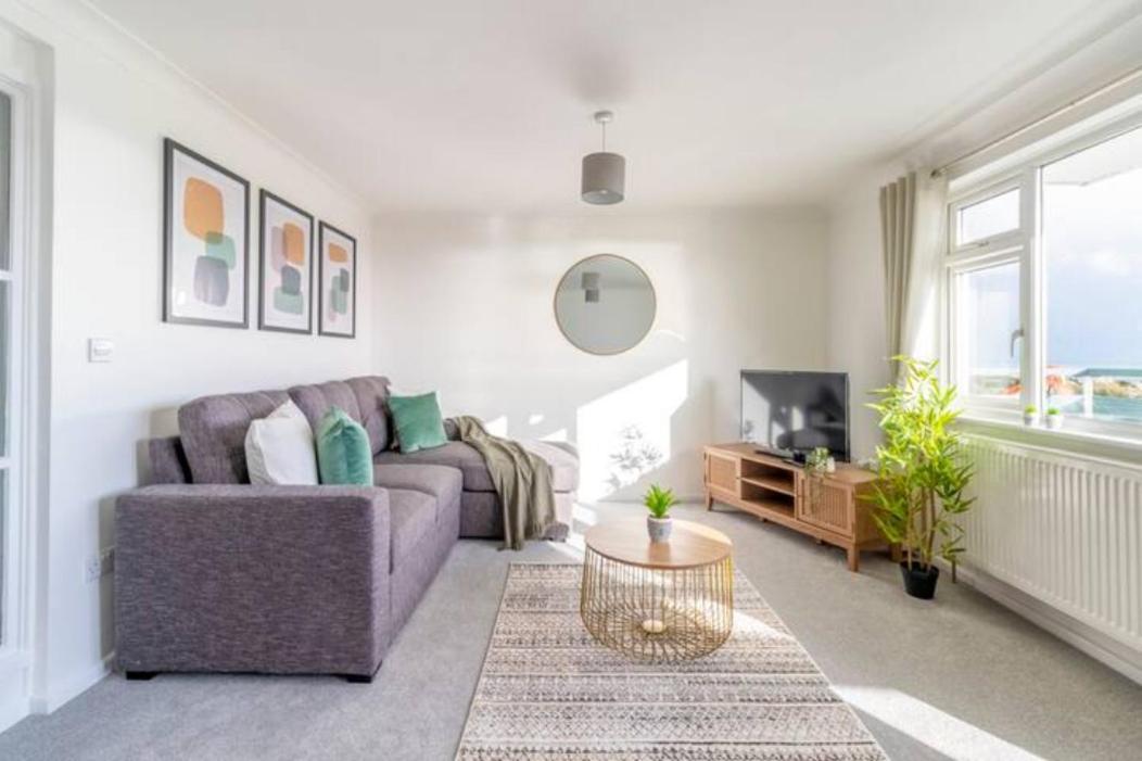 Large Sea View 2 Bedroom Sleeps 6 - Free Parking Apartment *