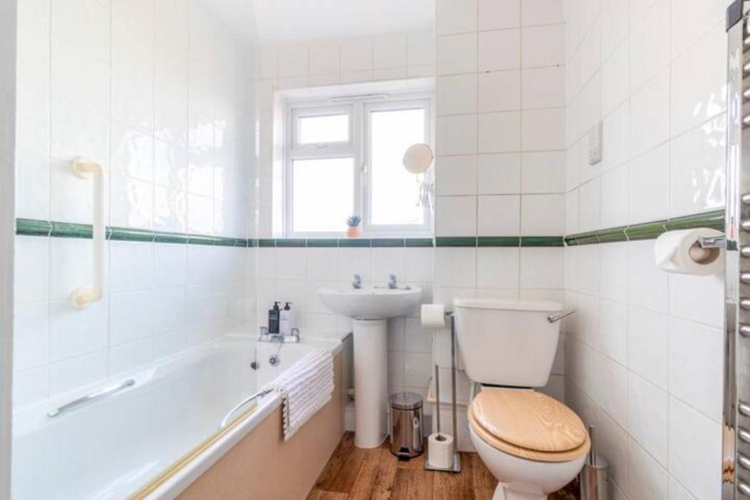 Large Sea View 2 Bedroom Sleeps 6 - Free Parking * Bournemouth