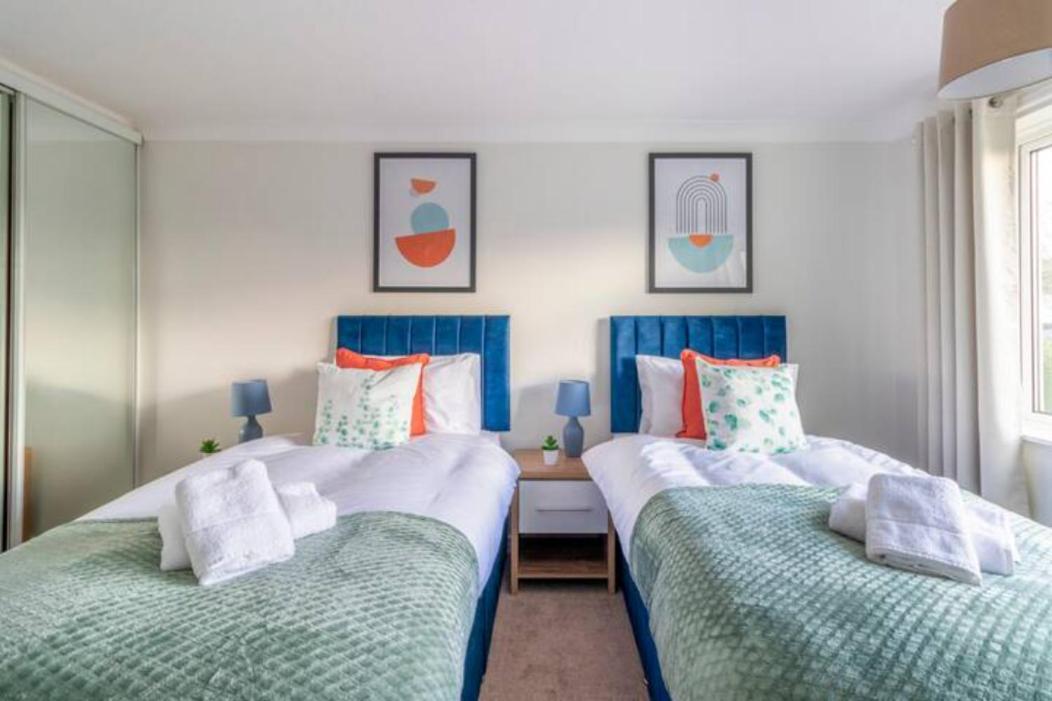 Trendy Sea View 2 Bedroom Sleeps 6 - Free Parking Apartment *