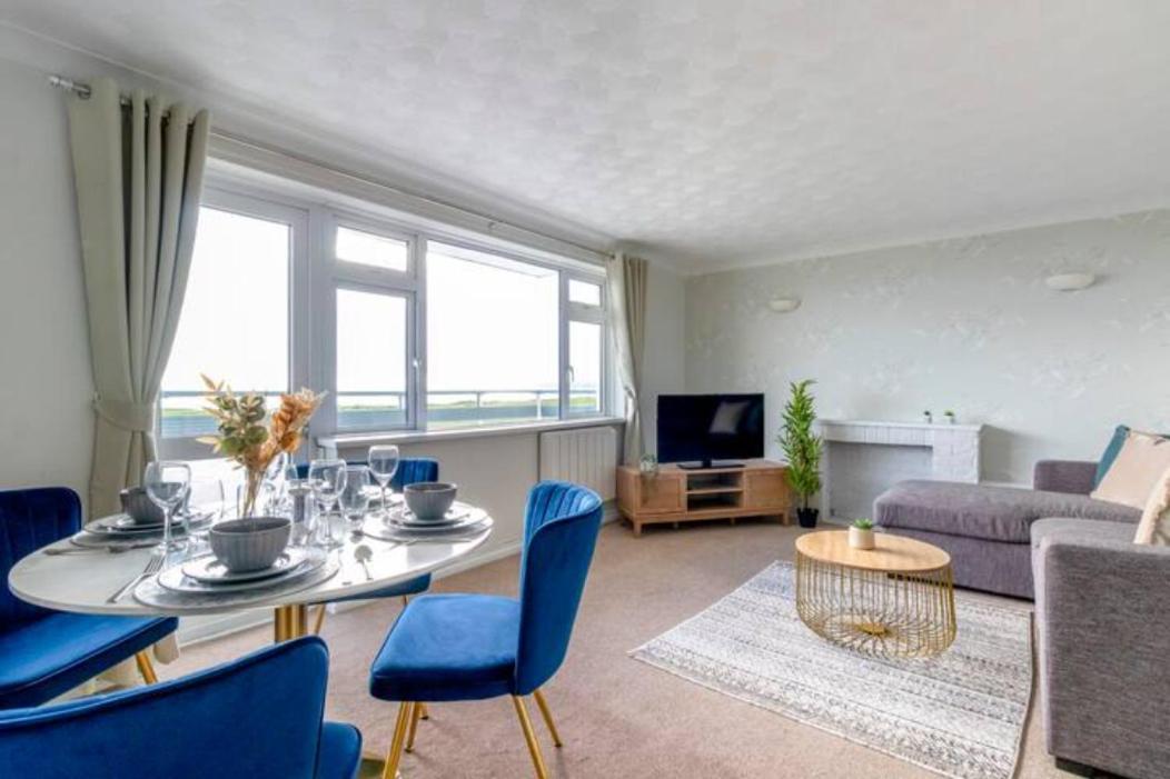 Trendy Sea View 2 Bedroom Sleeps 6 - Free Parking Apartment *