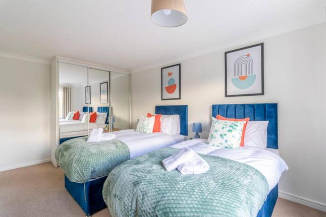 Trendy Sea View 2 Bedroom Sleeps 6 - Free Parking * Bournemouth