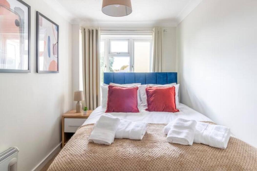 Trendy Sea View 2 Bedroom Sleeps 6 - Free Parking Apartment Bournemouth