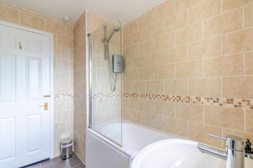 Trendy Sea View 2 Bedroom Sleeps 6 - Free Parking