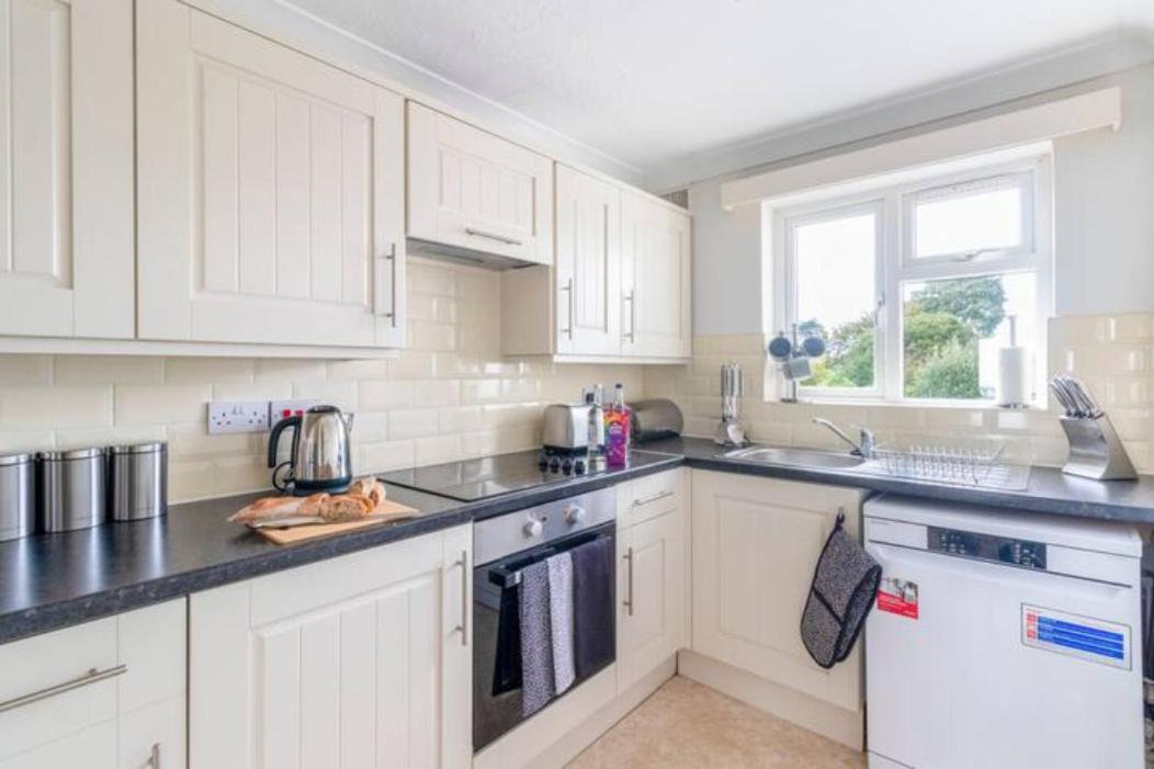 Trendy Sea View 2 Bedroom Sleeps 6 - Free Parking Bournemouth