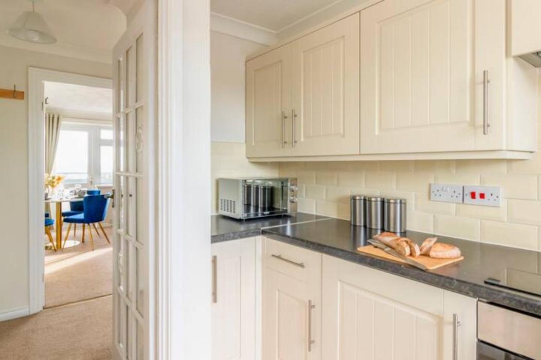 Trendy Sea View 2 Bedroom Sleeps 6 - Free Parking