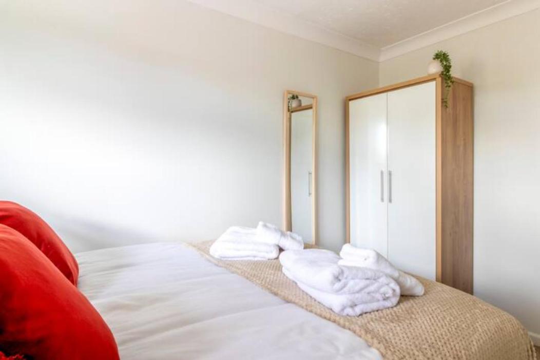 Trendy Sea View 2 Bedroom Sleeps 6 - Free Parking Apartment *