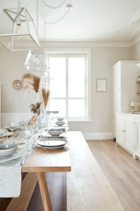 The House Sleeps 20 & 4 Mins To The Holiday home Bournemouth