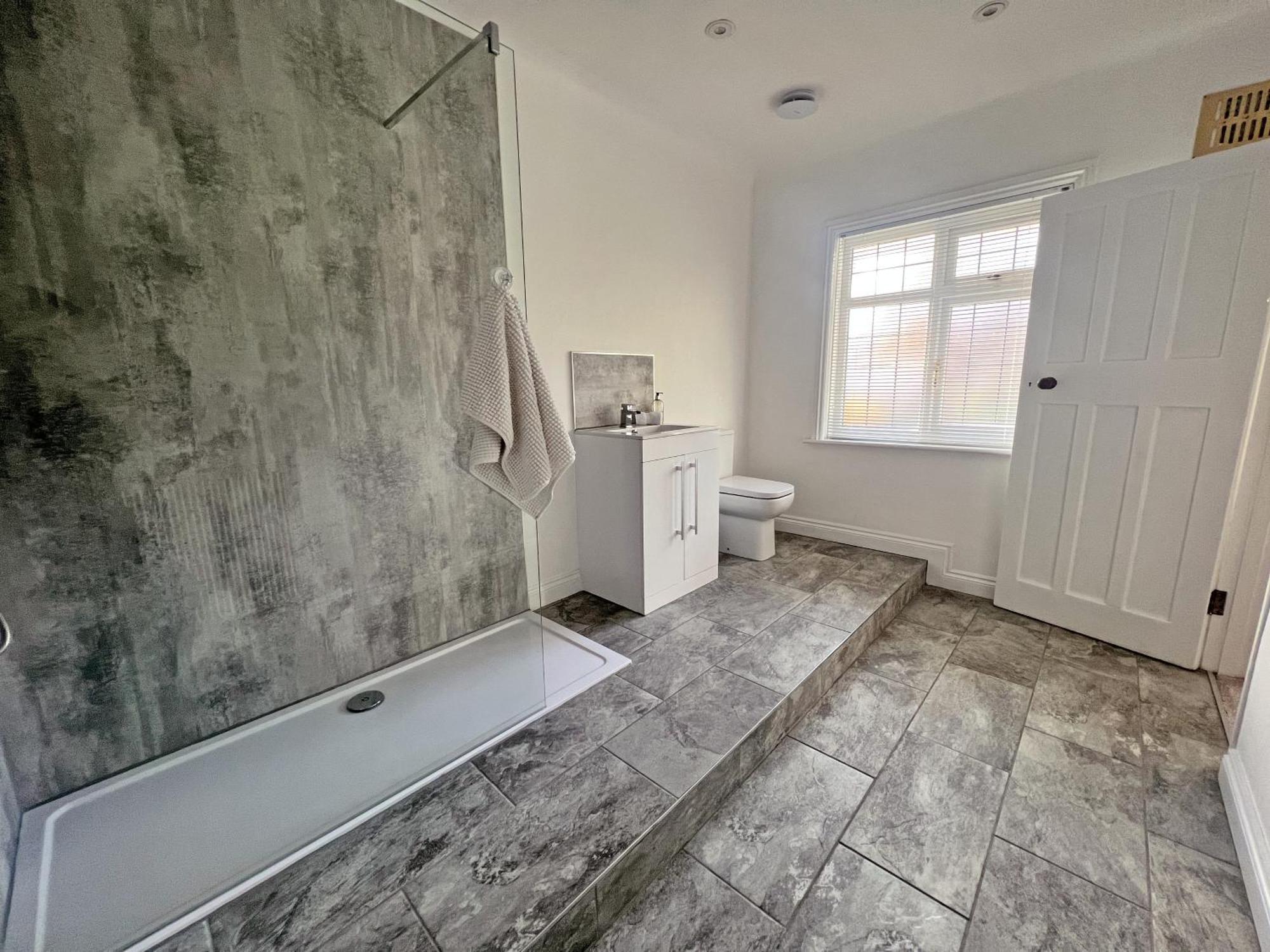 Four Bedroom Family Abode With Hot Tub, Garden And Bbq