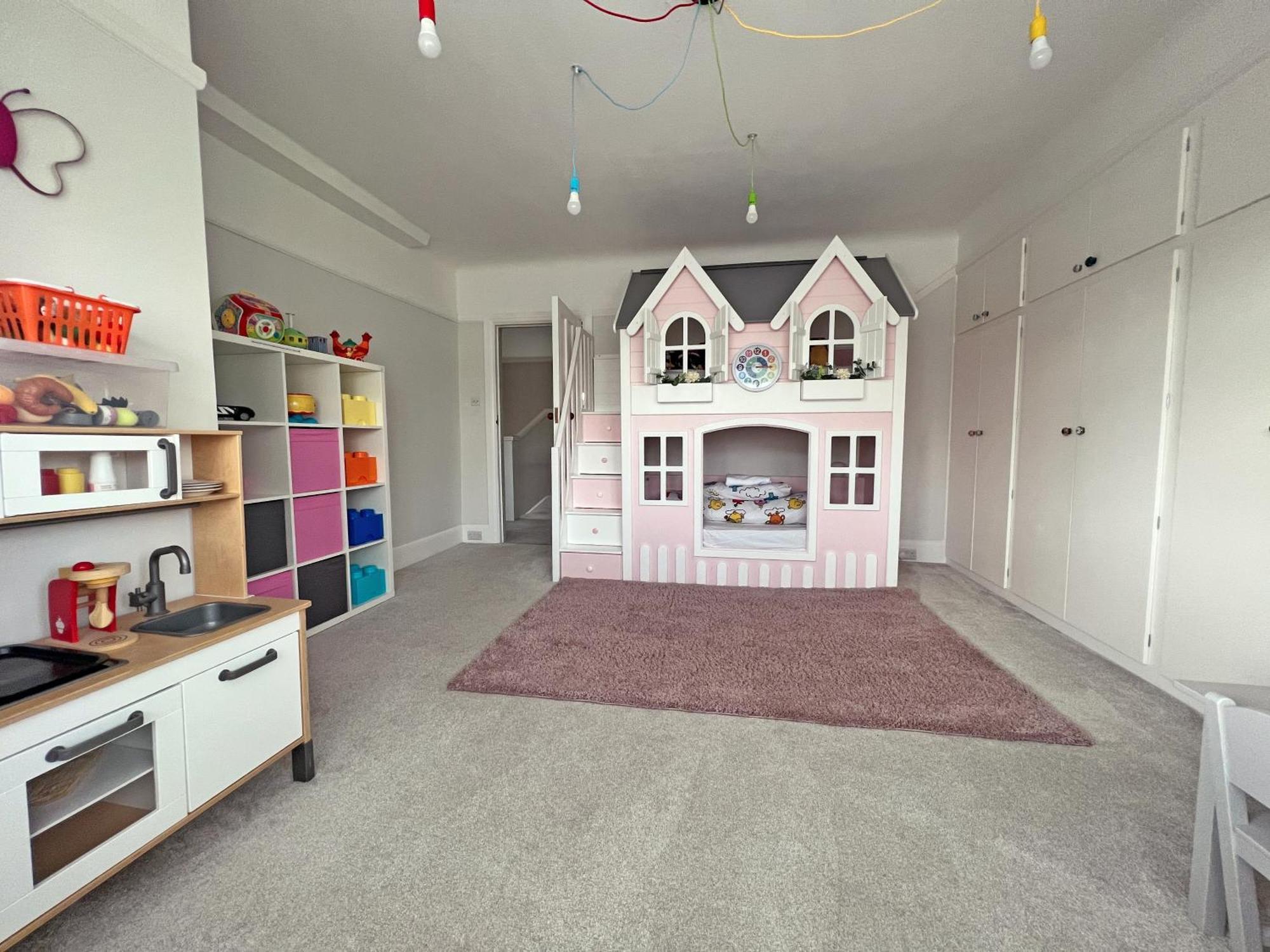 Four Bedroom Family Abode With Hot Tub, Garden And Bbq Holiday home *