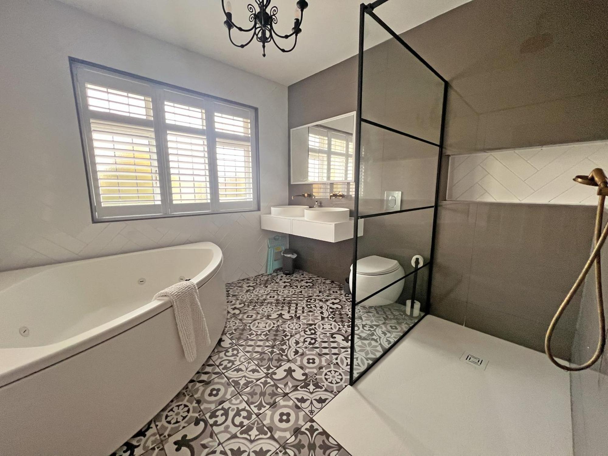 Four Bedroom Family Abode With Hot Tub, Garden And Bbq Holiday home *