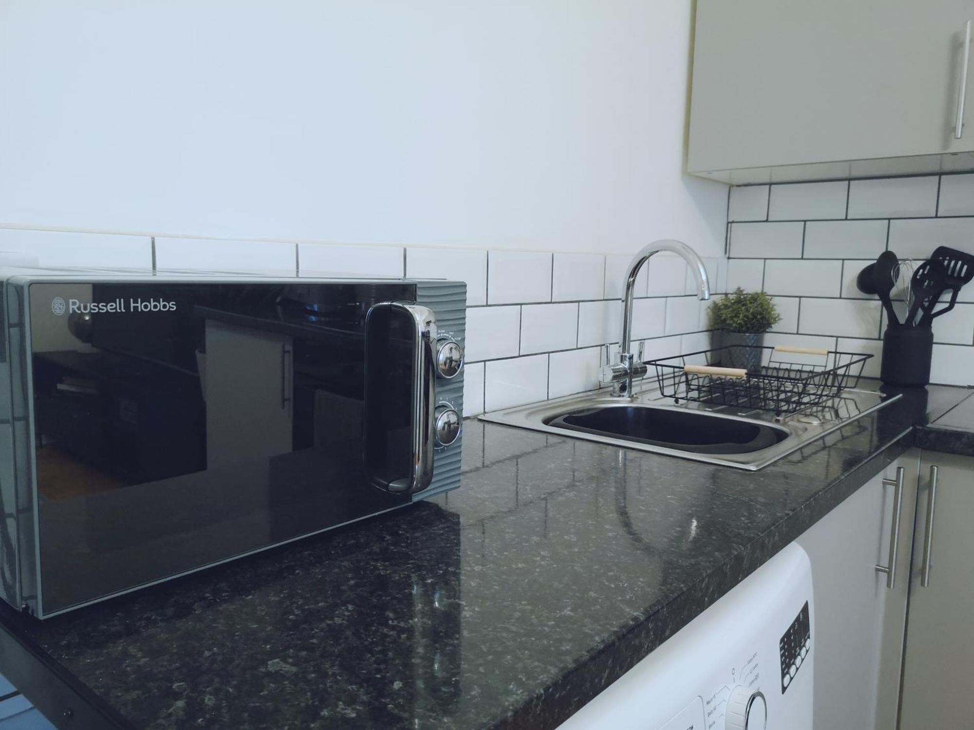 Bright And Stylish 2 Bedroom Town Centre Sleeps 5 Free Parking Apartment