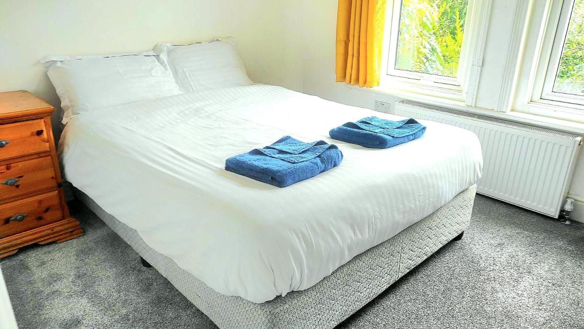 Flat-c, 4 Adults, 20 Mins To Beach, Netflix, Wifi, Sleeps 4 Adults Apartment *