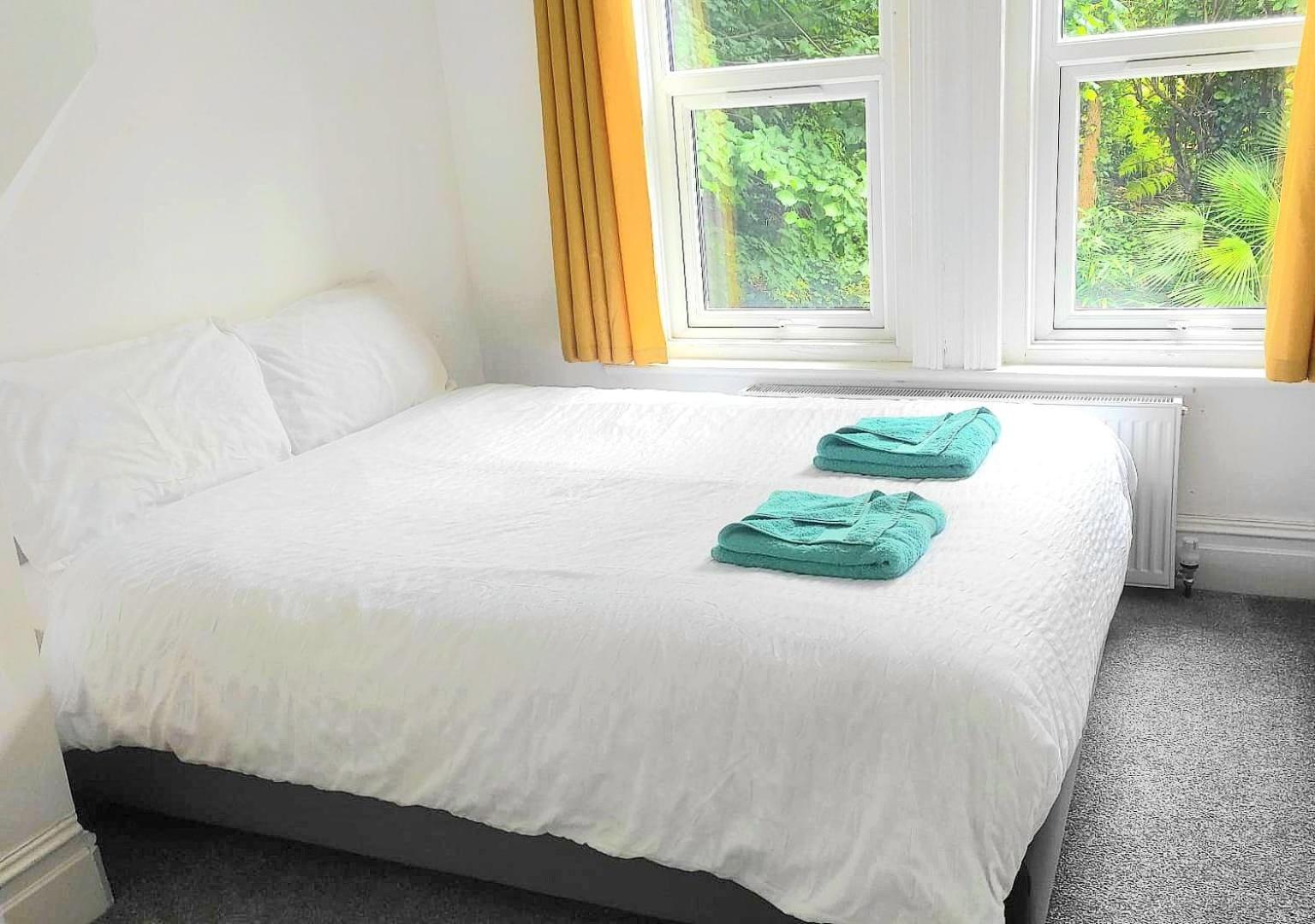 Flat-b, 4 Adults, 20 Mins To Beach, Netflix, Wifi, Sleeps 4 Adults Bournemouth