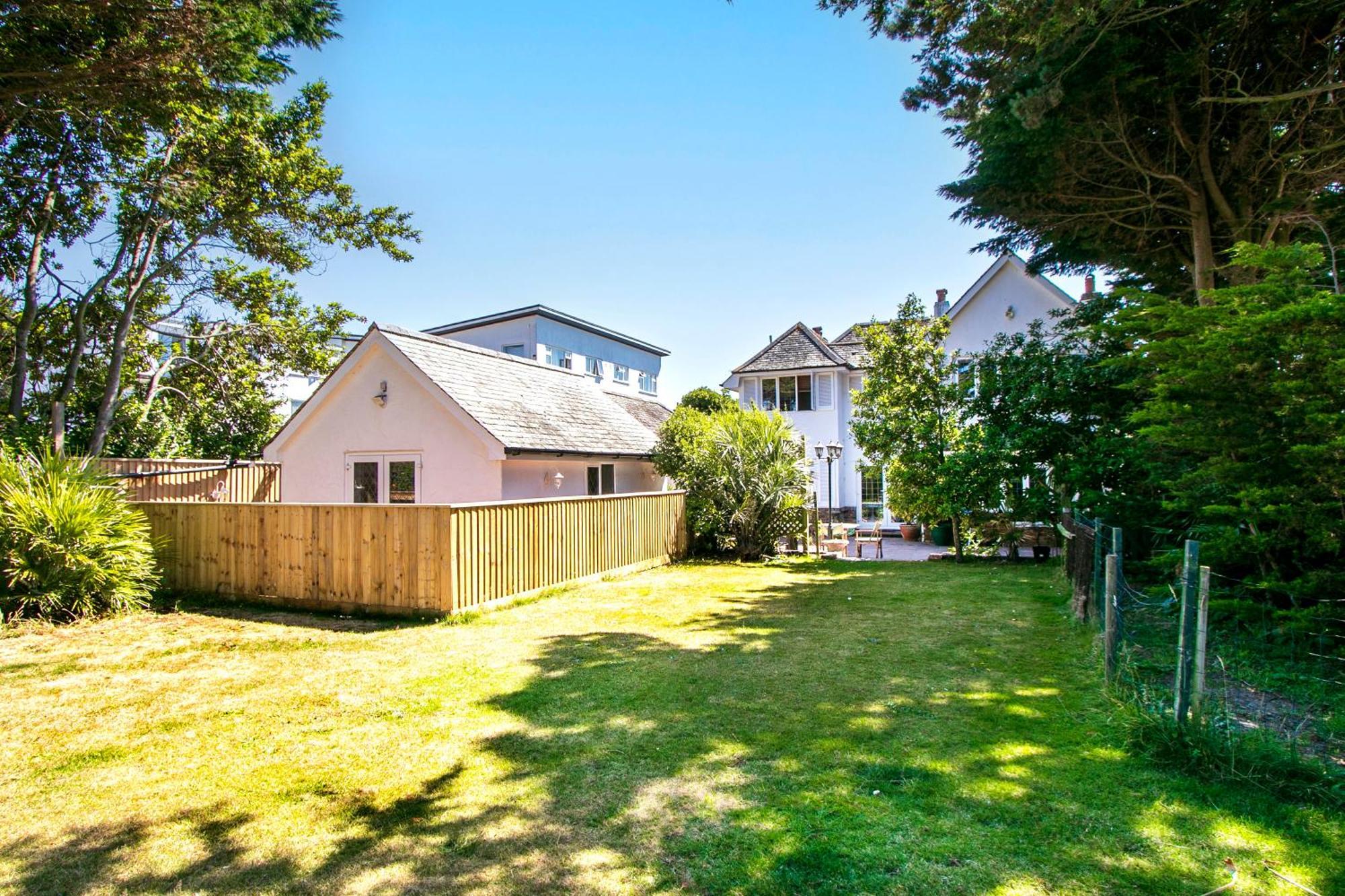 The Annex: Beachfront Luxury With Pet-friendly Patio Holiday home Bournemouth