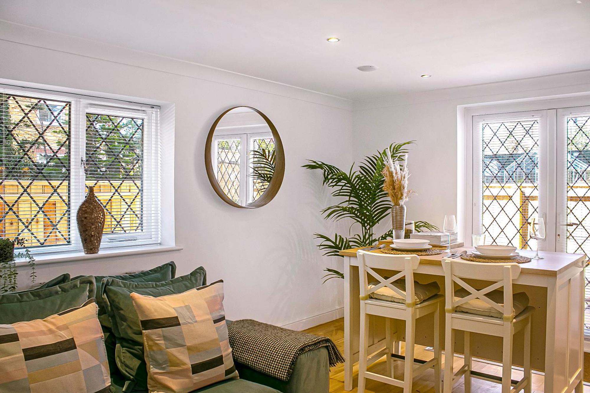 The Annex: Beachfront Luxury With Pet-friendly Patio Holiday home Bournemouth