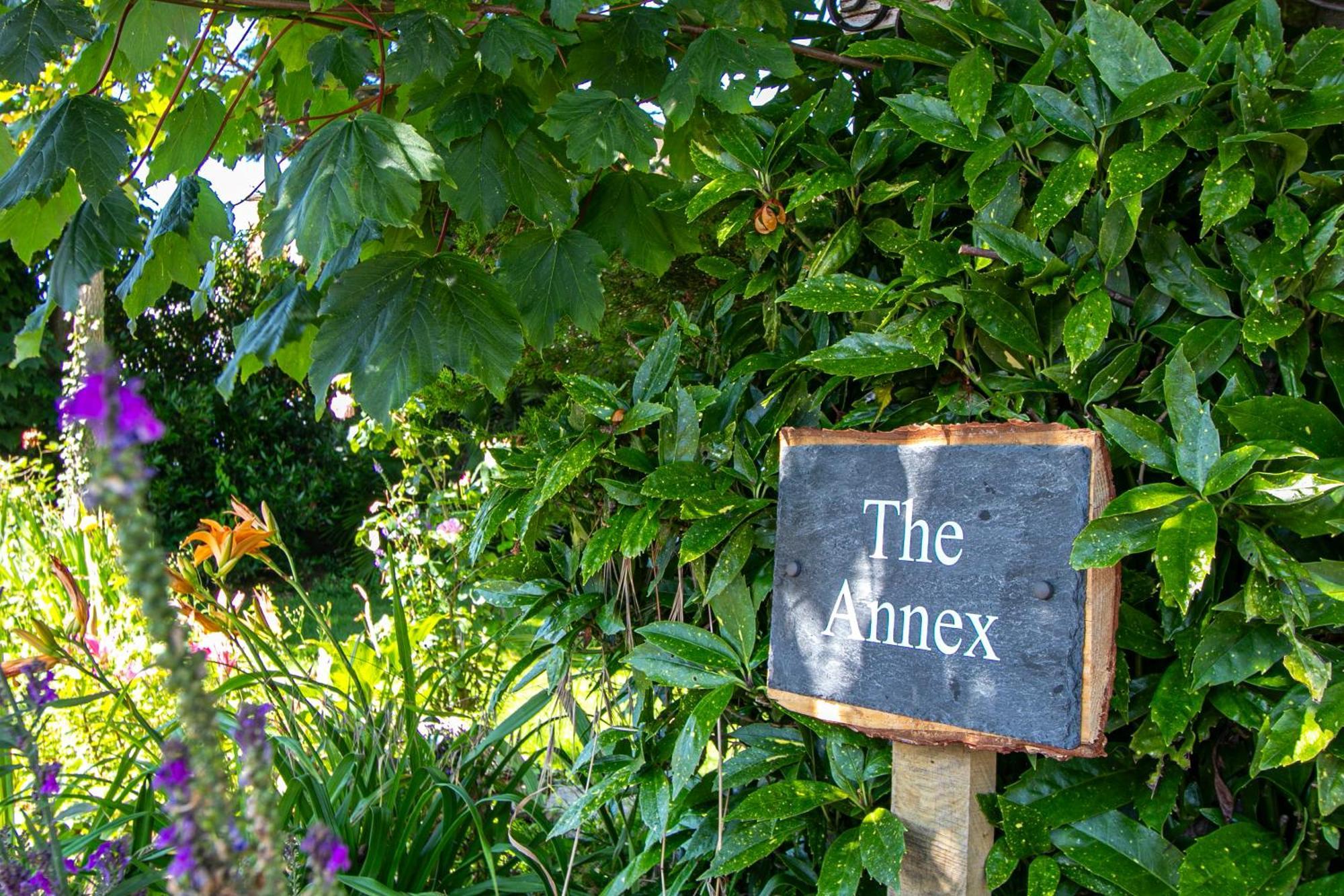 Holiday home The Annex: Beachfront Luxury With Pet-friendly Patio *