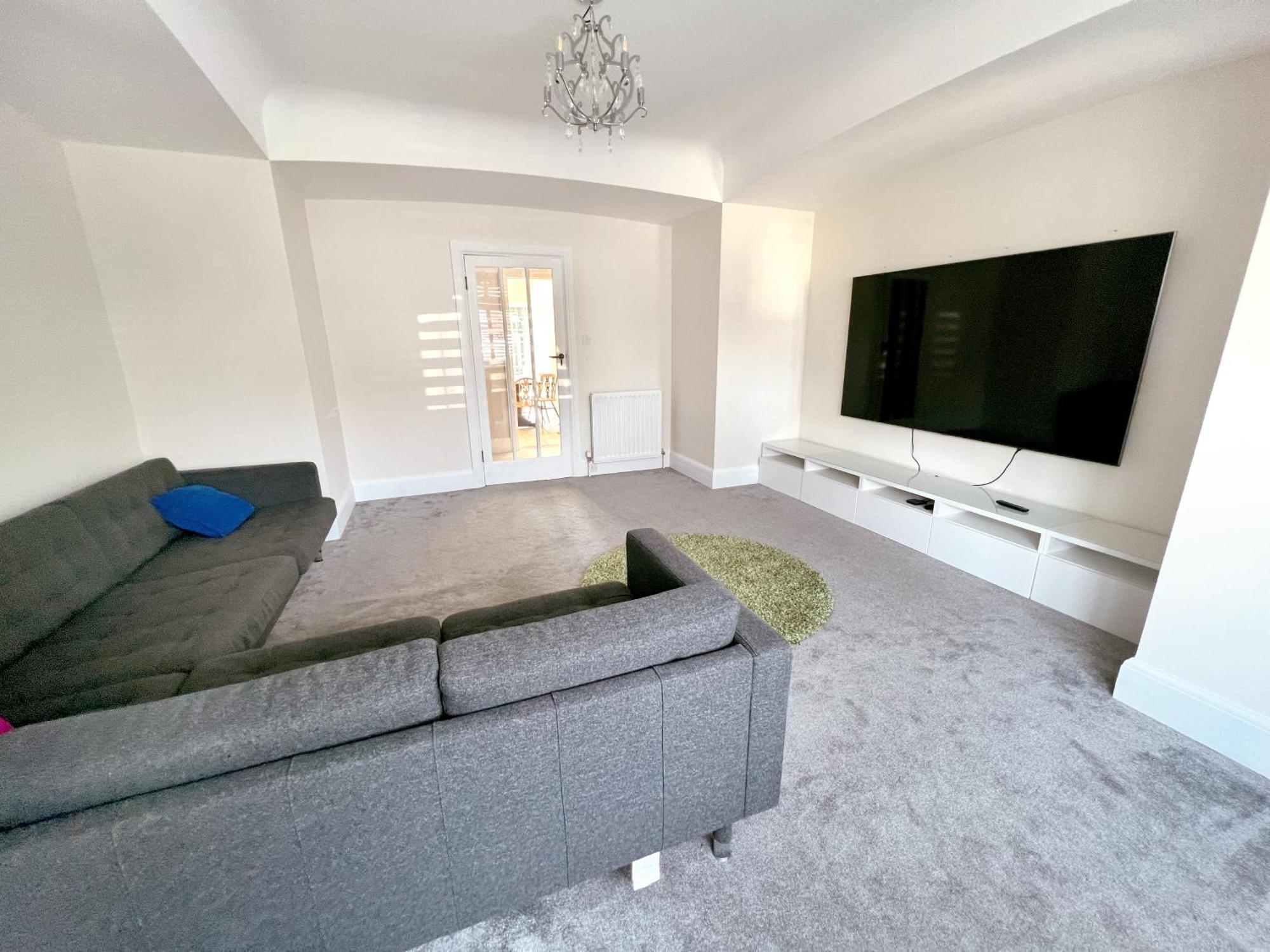 Four Bedroom Family Abode With Hot Tub, Garden And Bbq Holiday home *