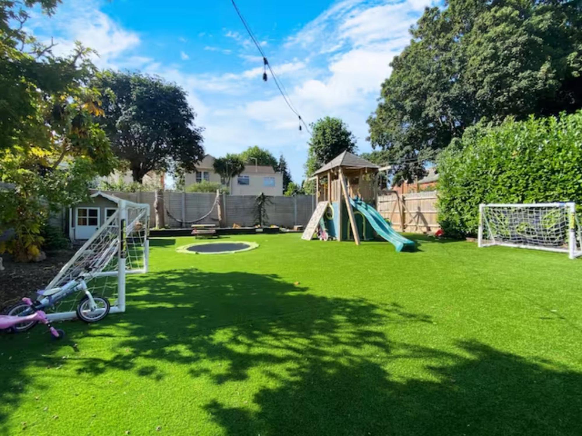 Four Bedroom Family Abode With Hot Tub, Garden And Bbq Bournemouth
