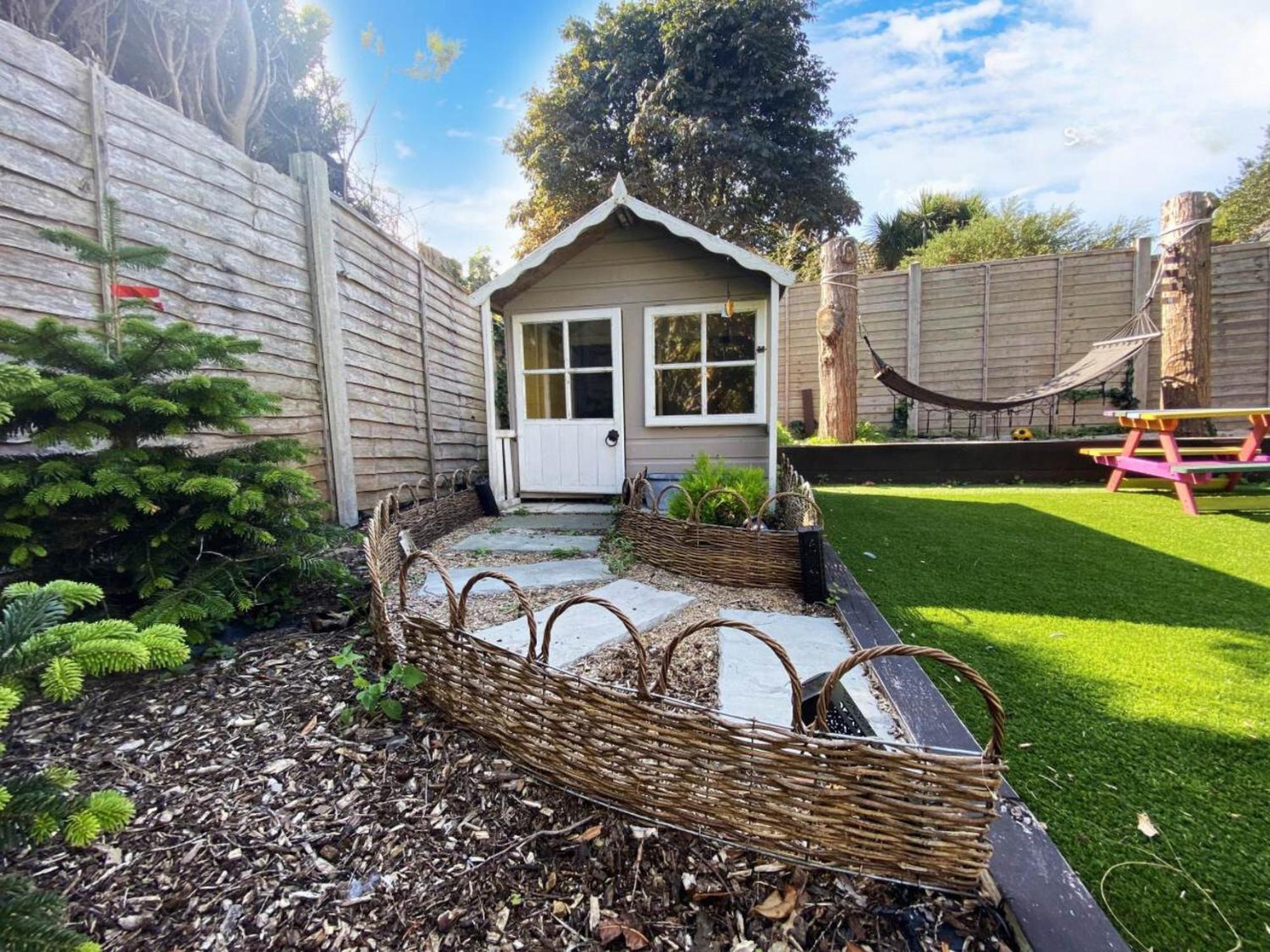 Four Bedroom Family Abode With Hot Tub, Garden And Bbq *