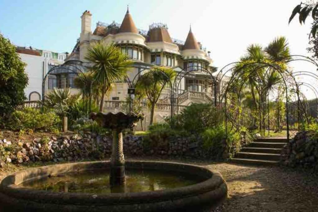 Holiday home Luxury Bmth House With Hot Tub. Stunning! *