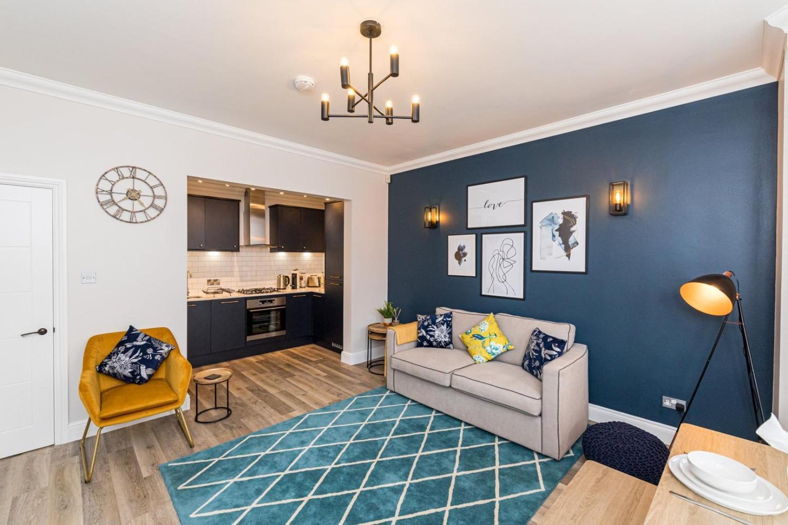 Stylish With Garden Near The * Bournemouth