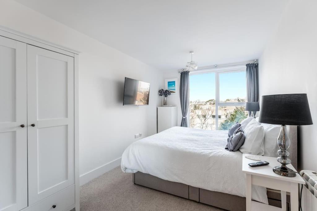 Stunning 2 Bed In + Parking *