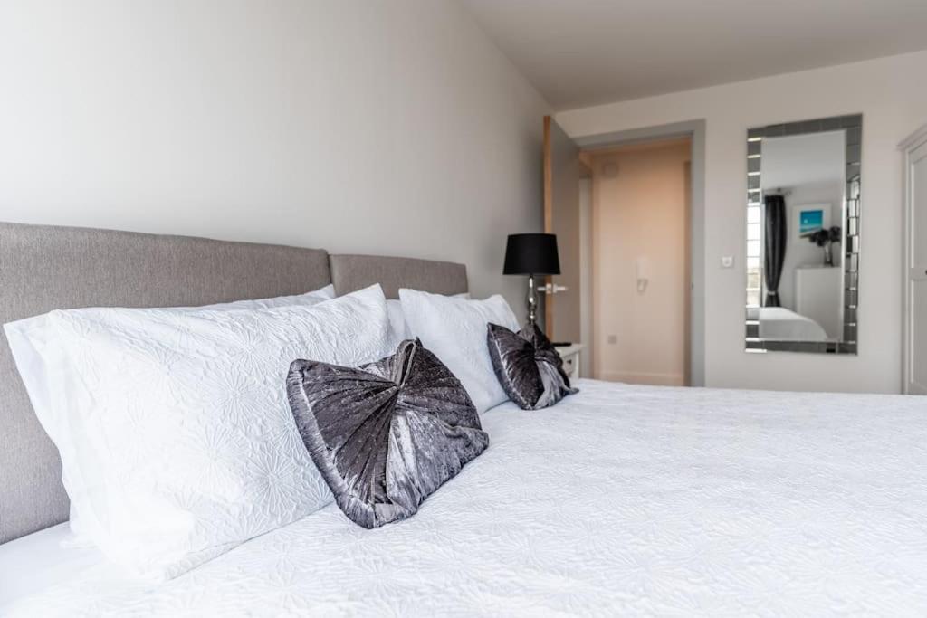 Stunning 2 Bed In + Parking *