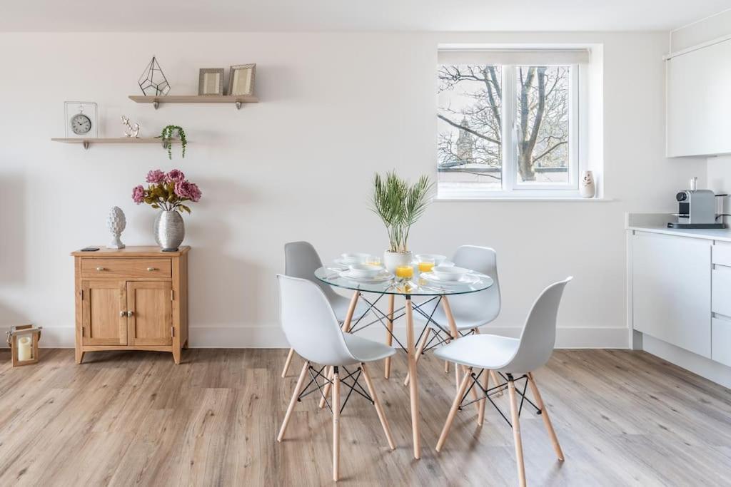 Stunning 2 Bed In + Parking