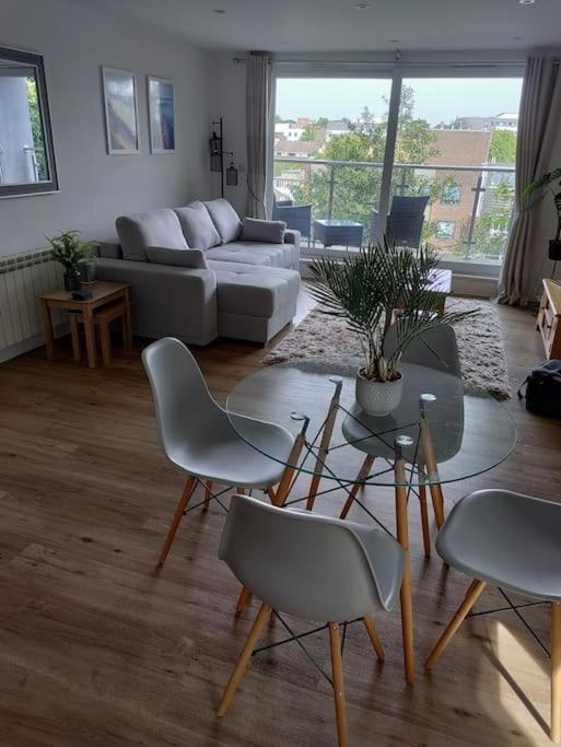 Apartment Stunning 2 Bed In + Parking *