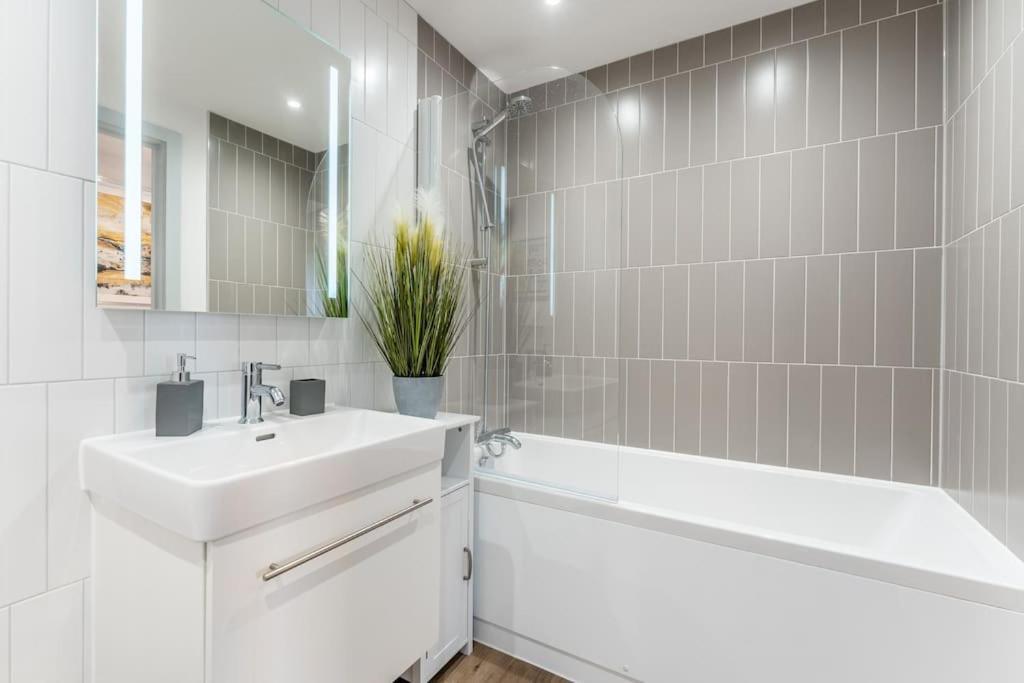 Apartment Stunning 2 Bed In + Parking *