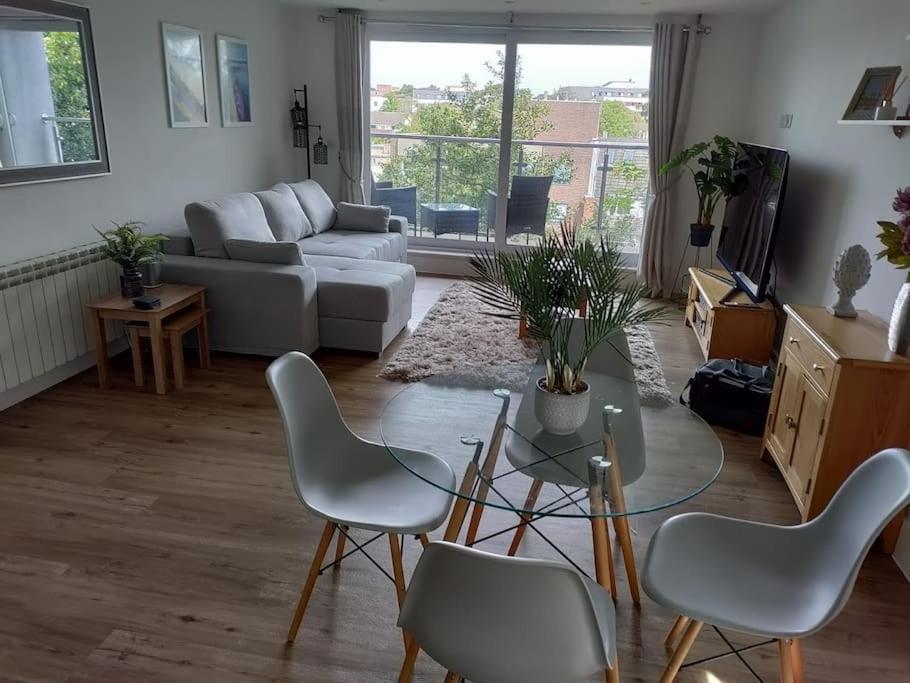 Stunning 2 Bed In + Parking Apartment *