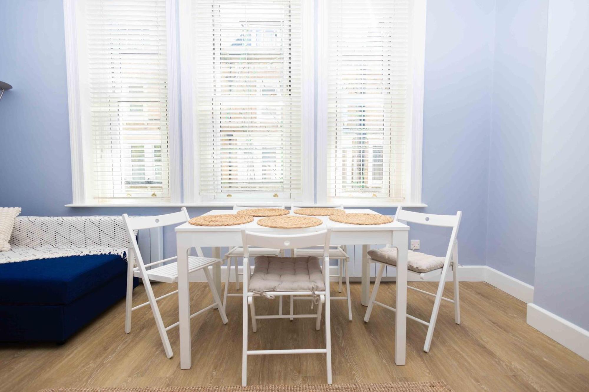 Verulum - By Coastline Retreats - Beautifully Designed Luxury Town Centre - 5 Minute Walk To The - Parking Included Apartment *