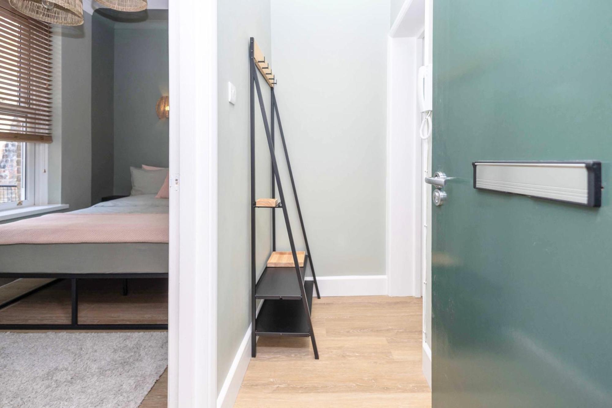 Apartment Verulum - By Coastline Retreats - Beautifully Designed Luxury Town Centre - 5 Minute Walk To The - Parking Included