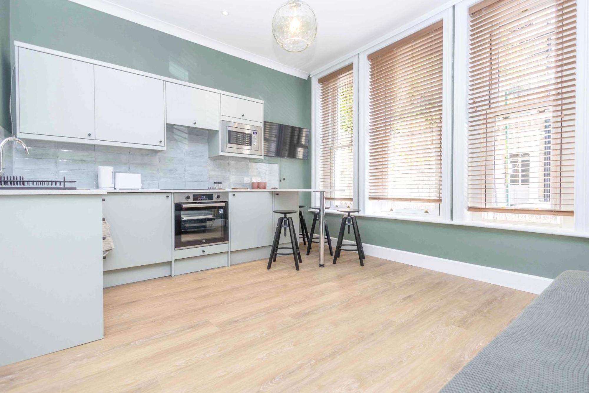 Apartment Verulum - By Coastline Retreats - Beautifully Designed Luxury Town Centre - 5 Minute Walk To The - Parking Included