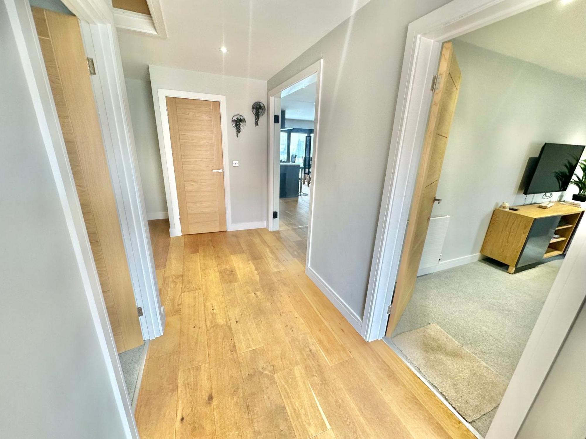 Spacious Modern With Garden, Hot Tub, Gas Bbq And Sky Sports! *