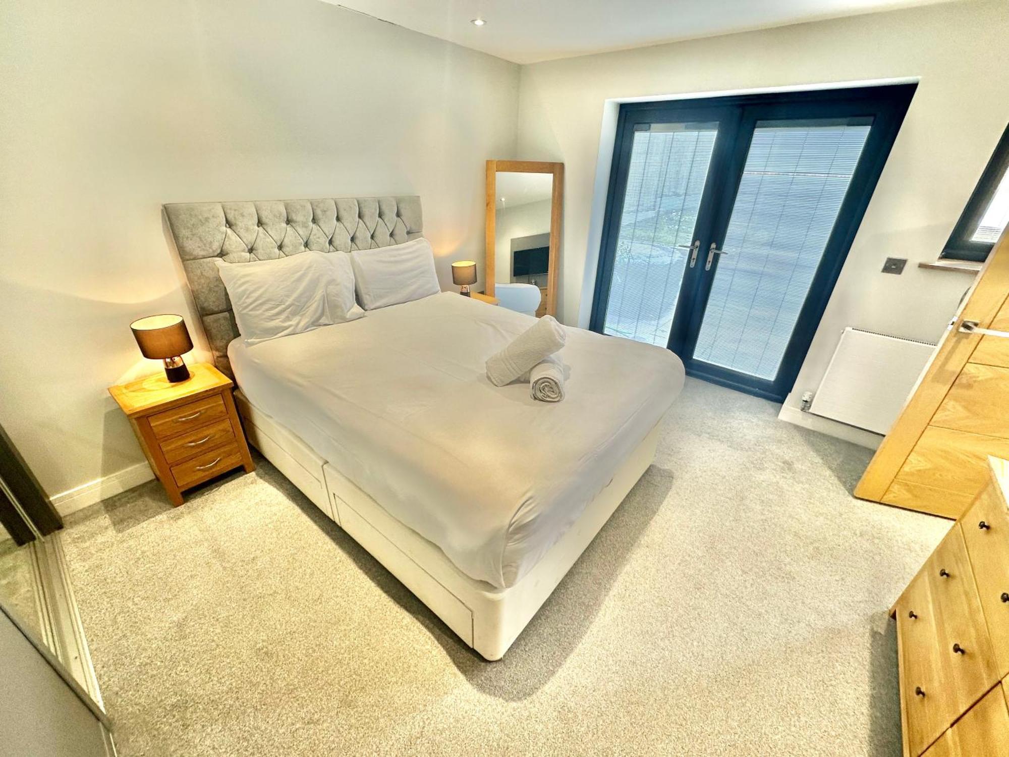 Holiday home Spacious Modern With Garden, Hot Tub, Gas Bbq And Sky Sports! *