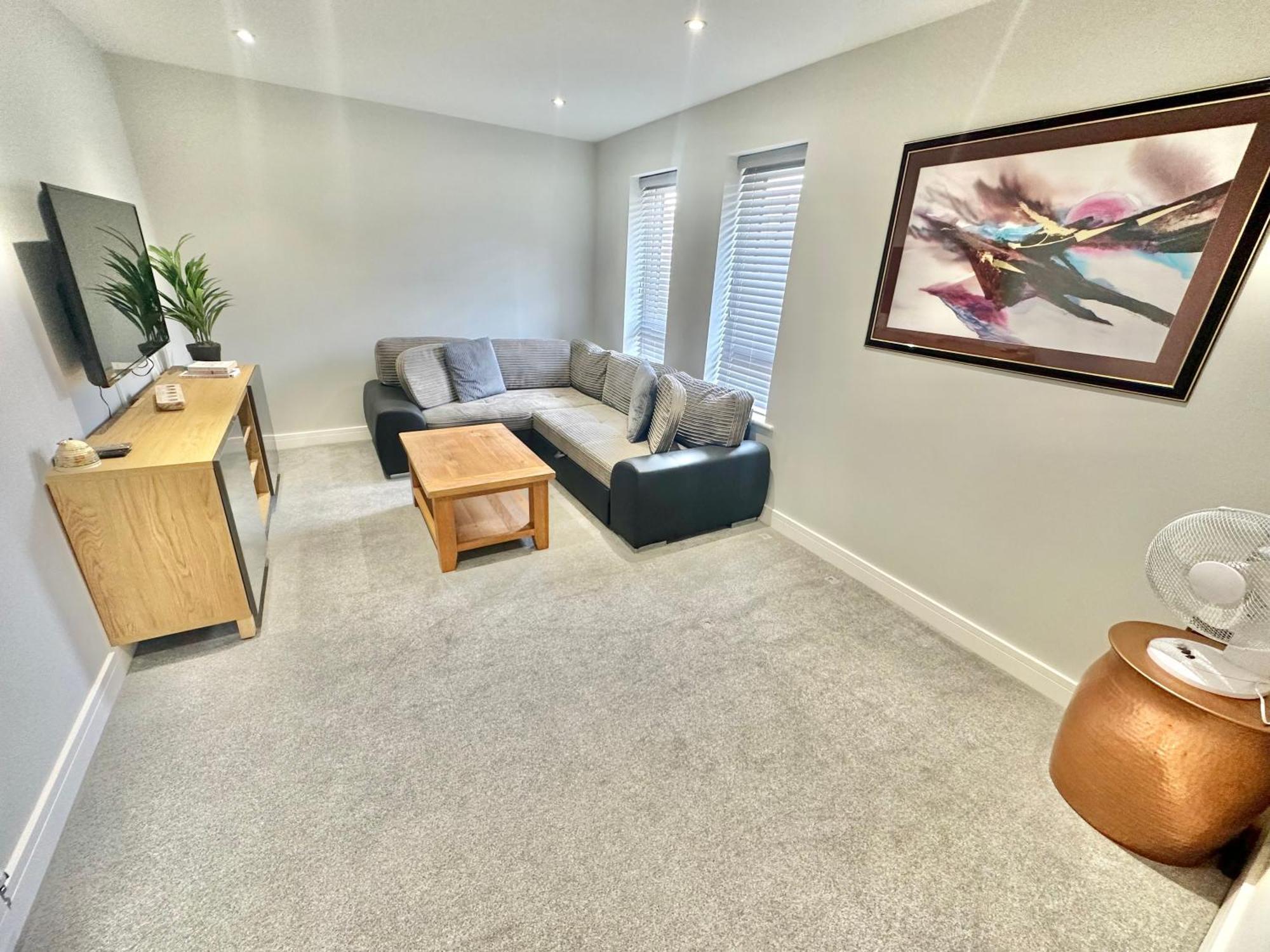 Spacious Modern With Garden, Hot Tub, Gas Bbq And Sky Sports! Holiday home *