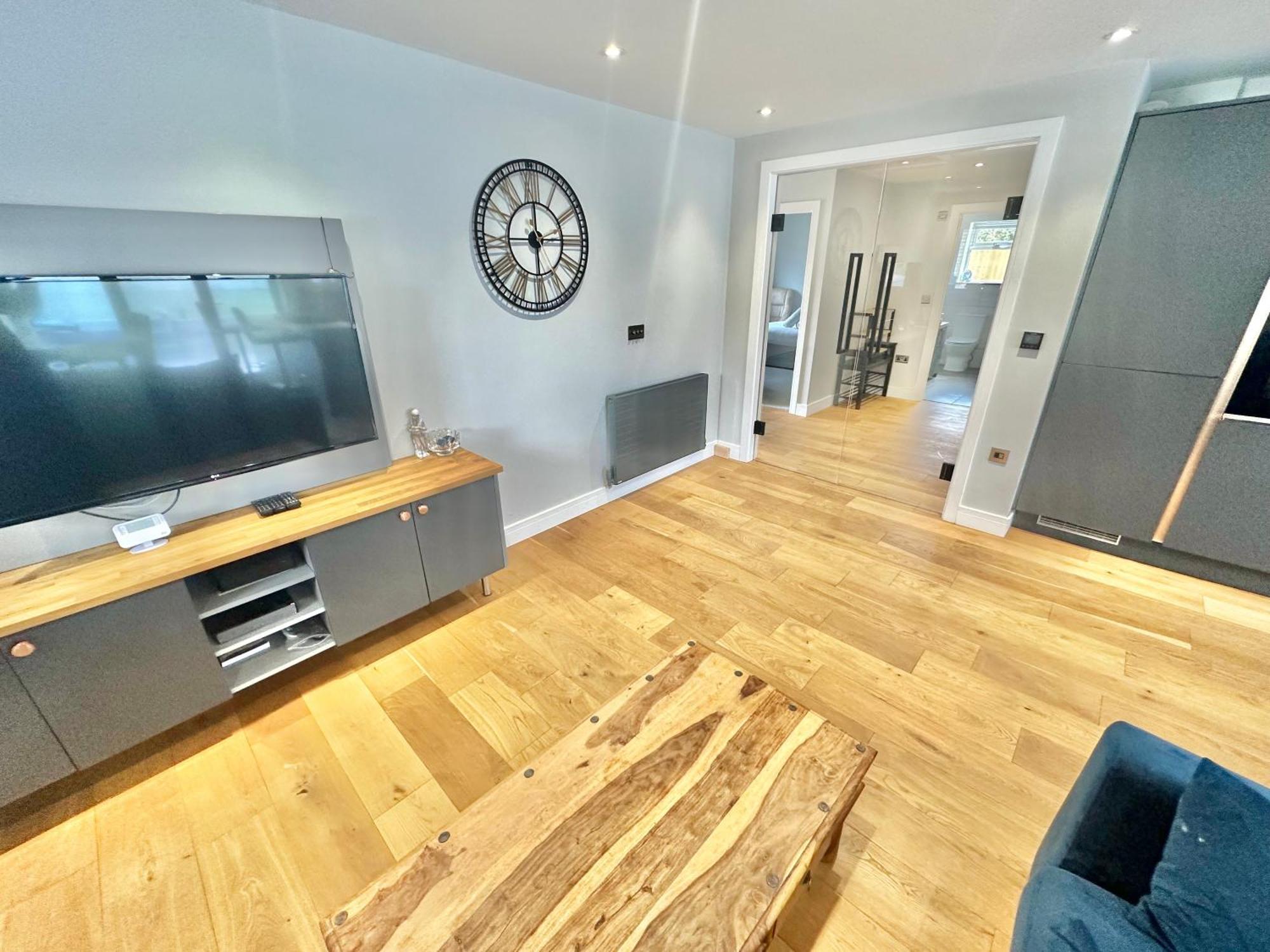 Spacious Modern With Garden, Hot Tub, Gas Bbq And Sky Sports! Holiday home *